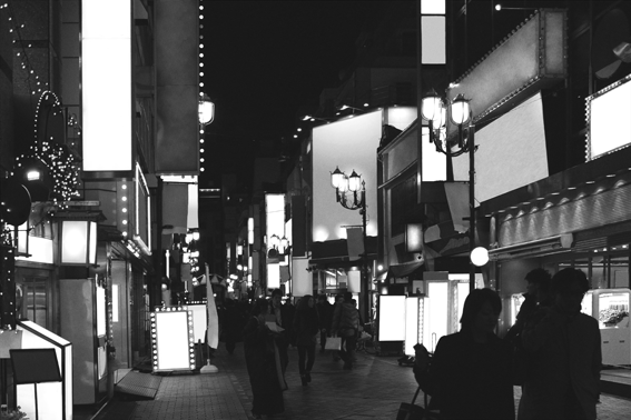Gif przedstawia ulicę w Tokio pełną neonów i billboardów oraz bez nich.