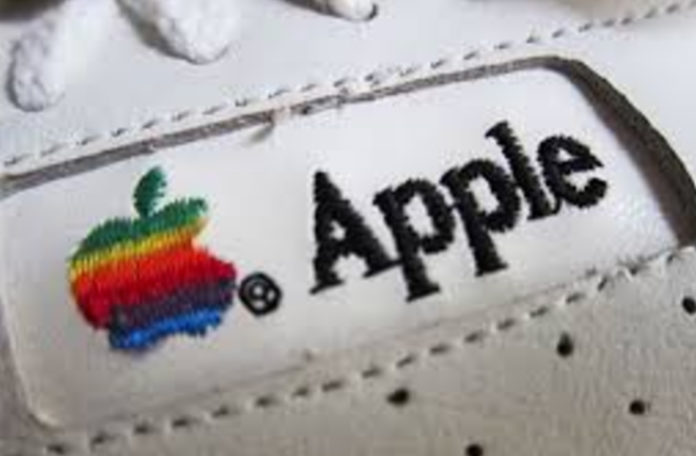 wyszywane logo firmy apple na bialych butach