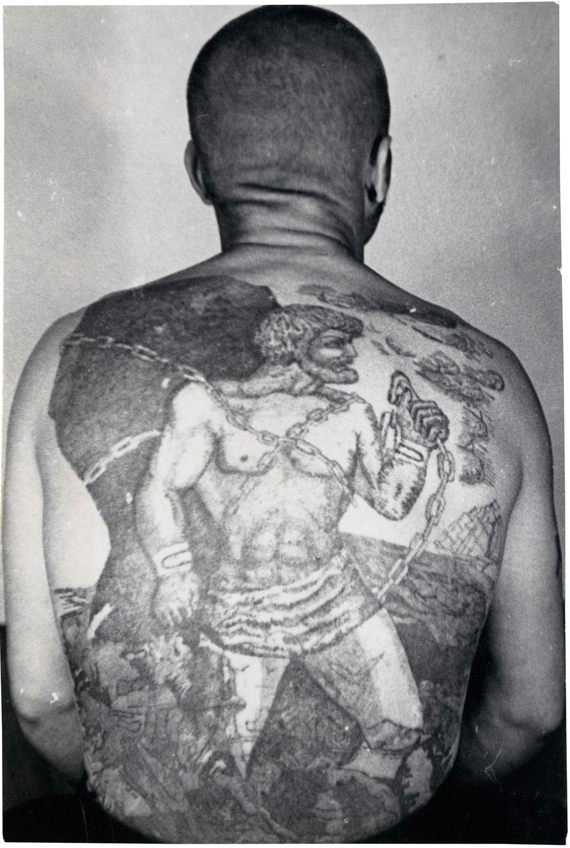 Zdjęcie pleców więźnia, które są całe w tatuażach. Widoczne jest nawiazanie do mitologicznej przypowieści jak Prometeusz oszukał Zeusa.