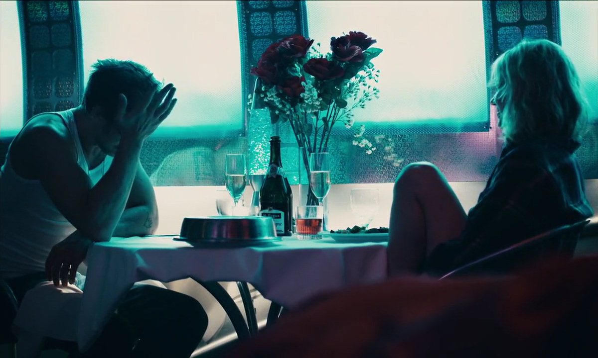 Mężczyzna i kobieta siedzący przy stole