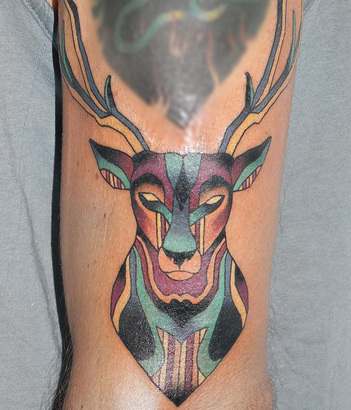 Kolorowy tatuaż jelenia