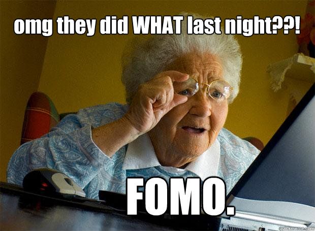 na zdjęciu jest mem. Starsza Pani z niedowierzaniem spogląda na ekran laptopa, i jest napis "Omg they did WHAT last night?" i podpis "FOMO"
