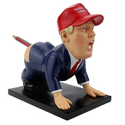 Figurka Donalda Trumpa z opuszczonymi spodniami i miejscem na włożenie długopisu