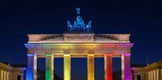 Brama Branderburska w Berlinie podświetlona w tęczowych barwach