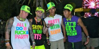 Czterech meżczyzn na festiwalu muzycznym - ubrani w koszulki z obscenicznymi napisami.
