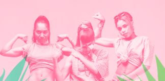 Zdjęcie w różowej kolorystyce przedstawiające trzy dziewczyny prężące muskuły