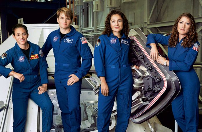 Cztery dziewczyny w kombinezonach NASA