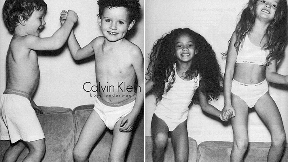 Dwie czarno-białe fotografie reklamowe marki Calvin Klein. Na zdjęciach w bieliźnie widac dzieci. Po lewej stronie dwóch chłopców trzymających uniesione, splecione ręce, a po prawej dwie skaczące dziewczynki trzymające się za ręce.