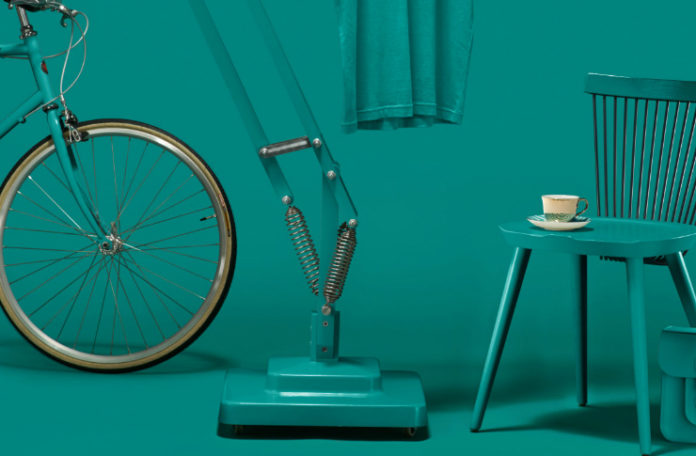 Krzesło, lampa i rower w kolorze Marrs Green