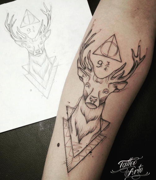 Tatuaż z połączeniem motywów z serii
