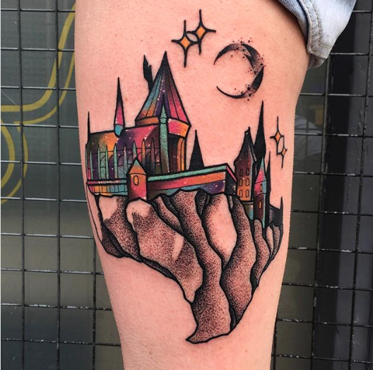 Kolorowy tatuaż z zamkiem Hogwart