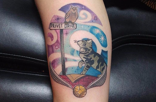 Kolorowy tatuaż z kotem i sową