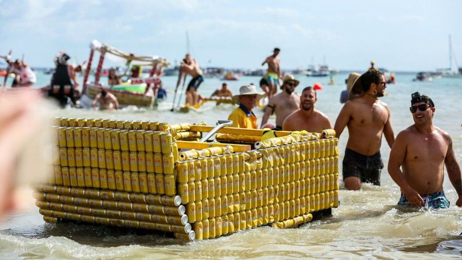 Łódka zrobiona z żółtych puszek po piwie