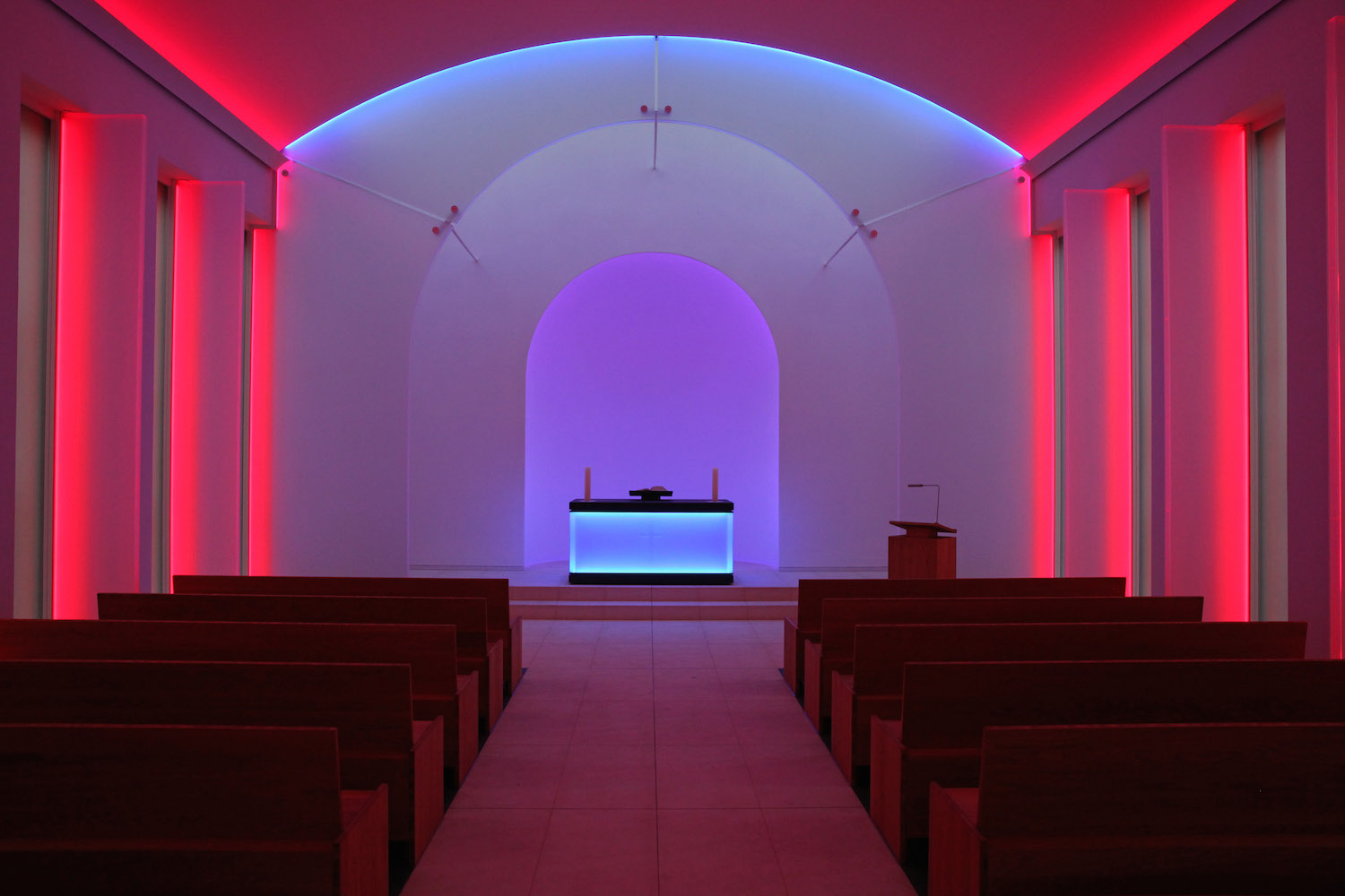 Ołtarz kaplicy oświetlony na czerwono i niebiesko.