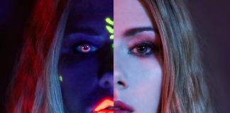 Kobieta z dwoma różnymi połówkami twarzy - z jednej strony widzimy ciemną twarz z neonowymi elementami - usta i tęczówki, a z drugiej zwyczajną