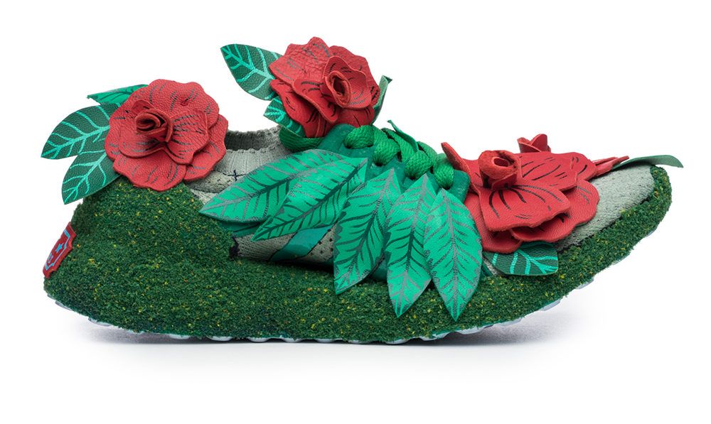Fotografia reklamowa ukazując buty firmy Adidas, model Ultraboost w kolorze zielonym, przyozdobione zielonymi liśmi i trzeba czerwonymi kwiatami.