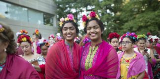 Dwie kobiet przebrane za Fridę Kahlo - z kwiatami we włosach, różowym szalem na ramionach i charakterystyczną monobrwią