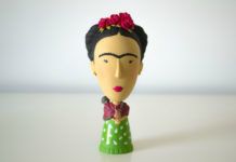 Figurka z plastiku przedstawiająca kobietę z ciemnymi włosami, różami na głowie, w zielonej sukience