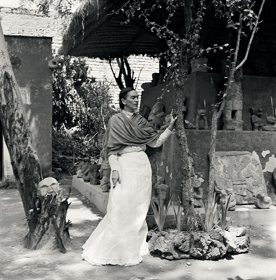 Kobieta w białej spódnicy stojąca na dworzu