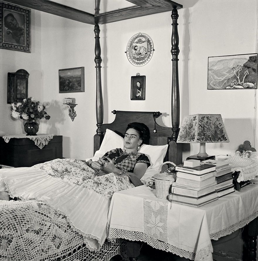 Czarno-biała fotografia przedstawiająca kobietę leżącą na w łóżku