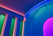 Oświetlone neonami wnętrze kaplicy