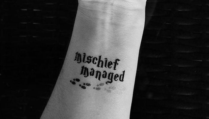 Tatuaż w formie napisu "Mischief managed" ("Koniec psot")