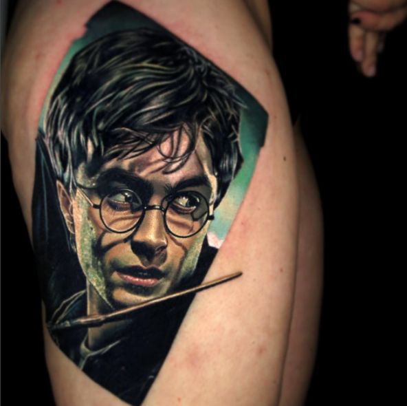 Kolorowy, realistyczny tatuaż z portretem Harry'ego Pottera
