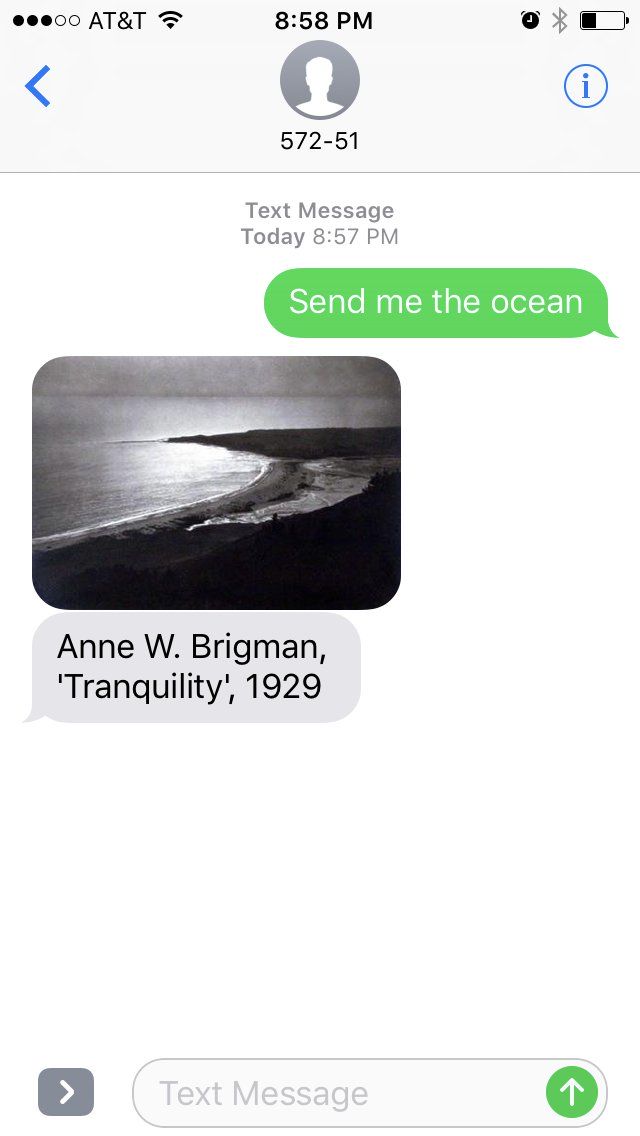 Czarno biale zdjecie oceanu i brzegu plazy wykonane przez Anne W.Brigman i wysłane przez SFMOMA w ramach programu dzielenia sie sztuka poprzez wiadomosci sms
