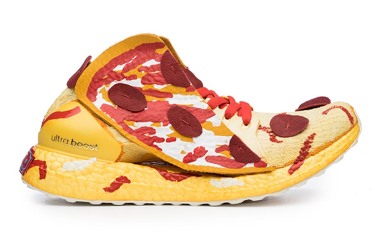 Fotografia reklamowa ukazując buty firmy Adidas, model Ultraboost w motyw pizzy