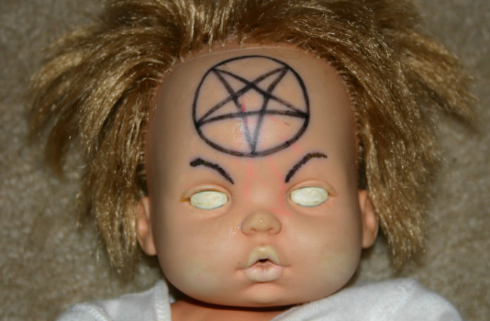 Lalka z białymi oczami i pentagramem na czole