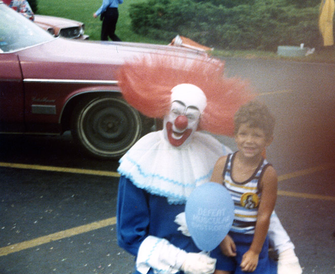 Szalony klaun z dzieckiem.