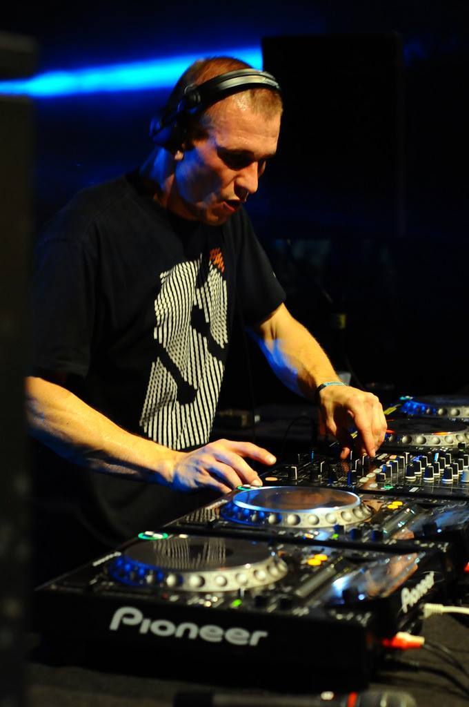 DJ grający za konsoletą