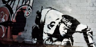 Mural przedstawiający policjanta wciągającego kreskę kokainy z chodnika