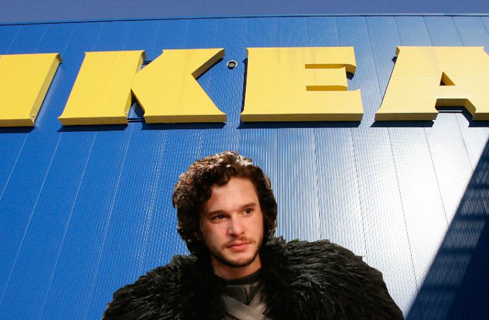 Postać z serialu Gra o Tron na tle budynku z napisem IKEA
