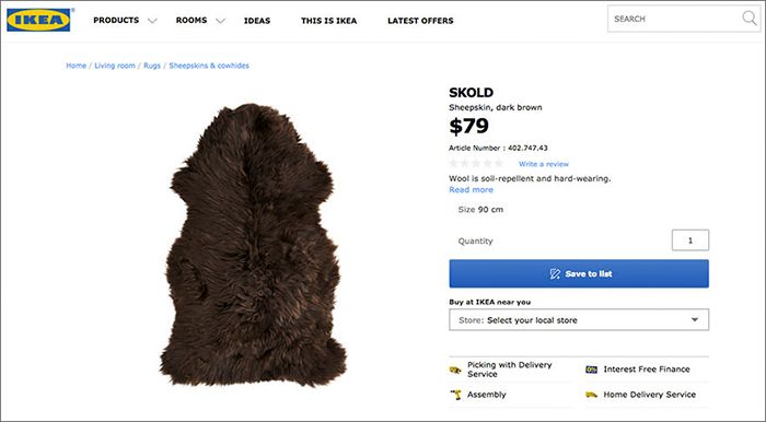 Screen ze strony internetowej Ikei z futrzanym dywanikiem SKOLD