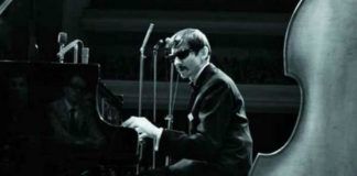 Czarno-białe zdjęcie mężczyzny grającego na fortepianie