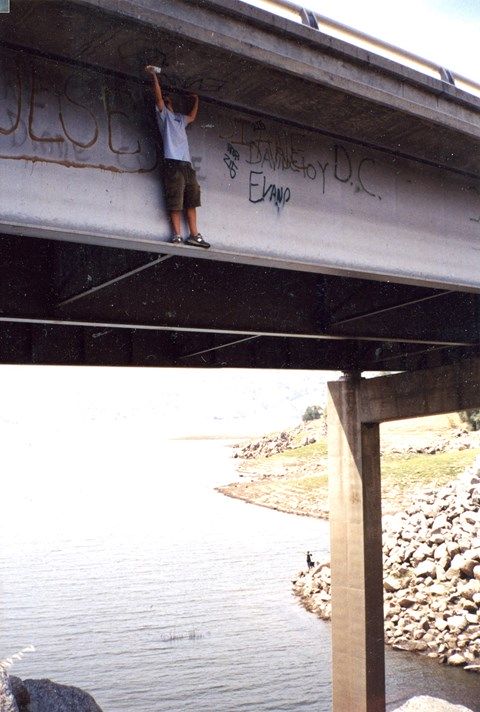 Graficiarz malujący most