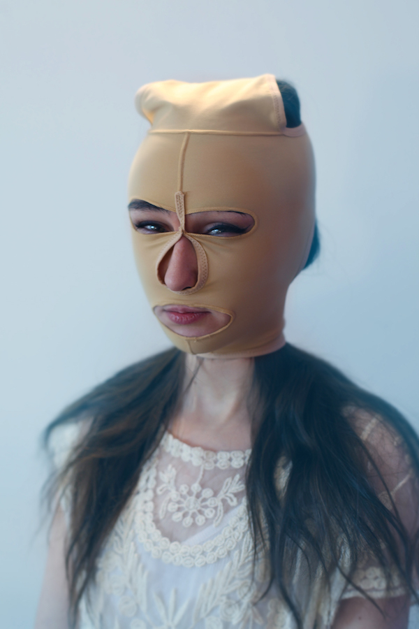 Portret dzieewczyny w cielistej kominiarce na głowie