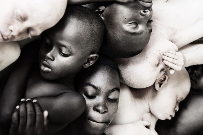 Afrykańskie dzieci przytulają się.