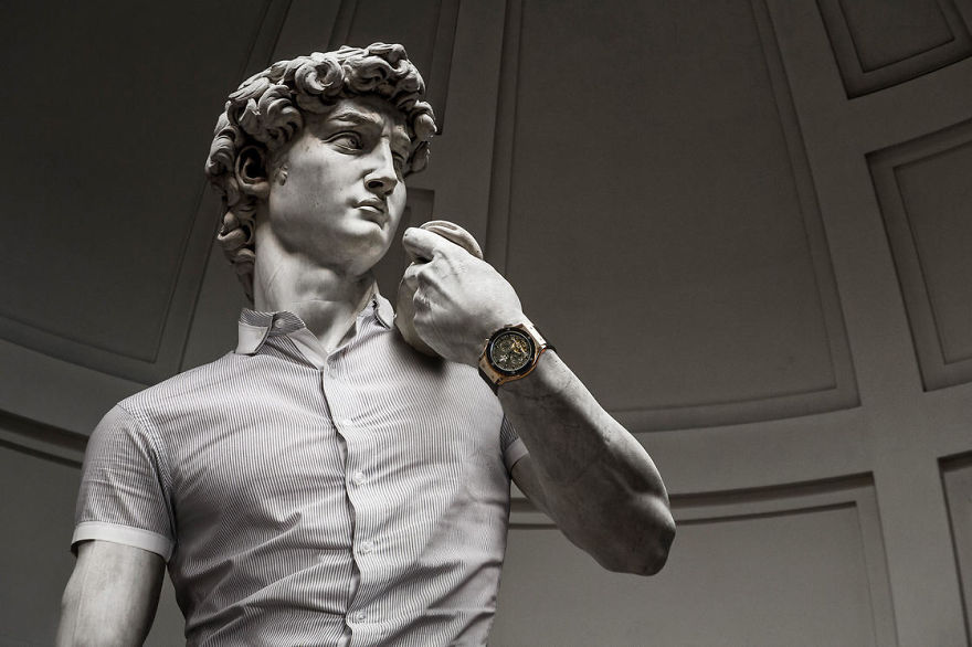 Klasyczna rzeźba ubrana w koszulę, z zegarkiem na ręku