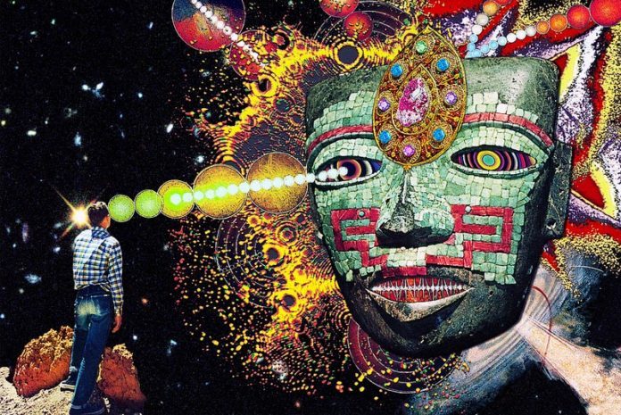 Ayahuasca. Człowiek w czarnej pustce. Z jego głowy wychodzi świetlny promień łączący z wielką twarz stworzoną z kształtów geometrycznych.