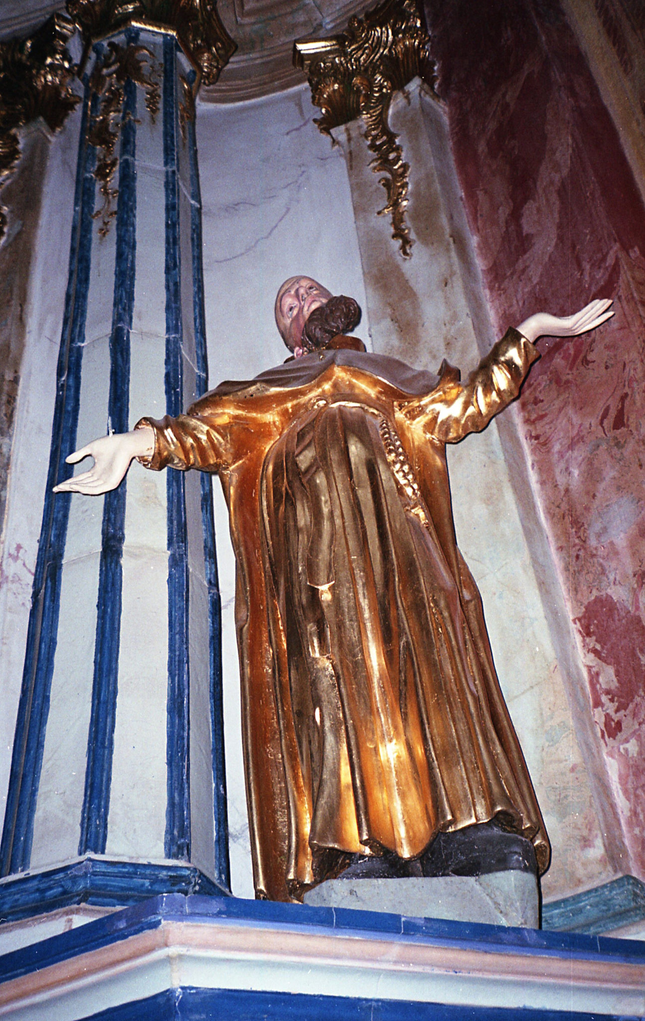 Rzeźba postaci biblijnej w kościele.