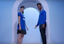 Kobieta i mężczyzna ubrani na niebiesko stojący w wejściu