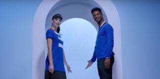 Kobieta i mężczyzna ubrani na niebiesko stojący w wejściu