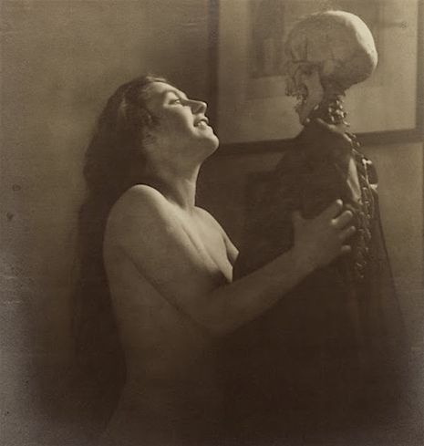 Kobieta obejmująca szkielet