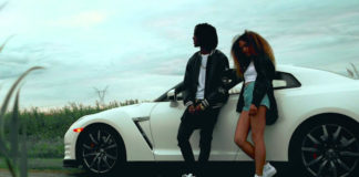 Czarnoskóry mężczyzna i kobieta stojący przy białym samochodzie