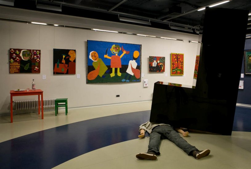 Człowiek leżący na środku muzeum