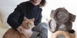 Dziewczyna trzymająca kota, a obok trzy zegarki