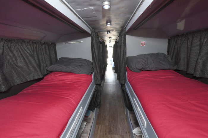 Łóżka we wnętrzu busa