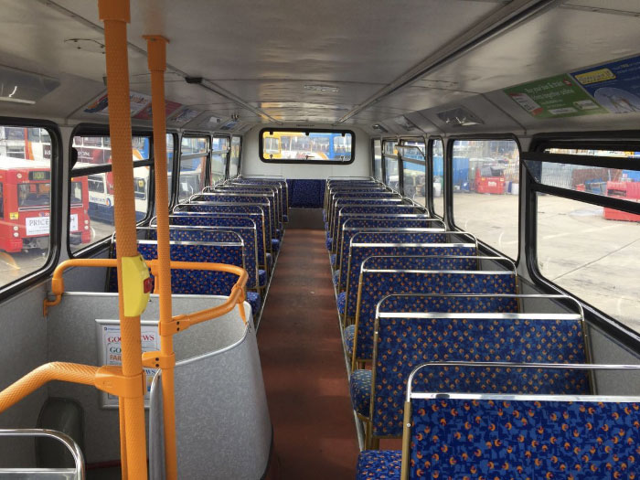 Wnętrze busa z siedzeniami